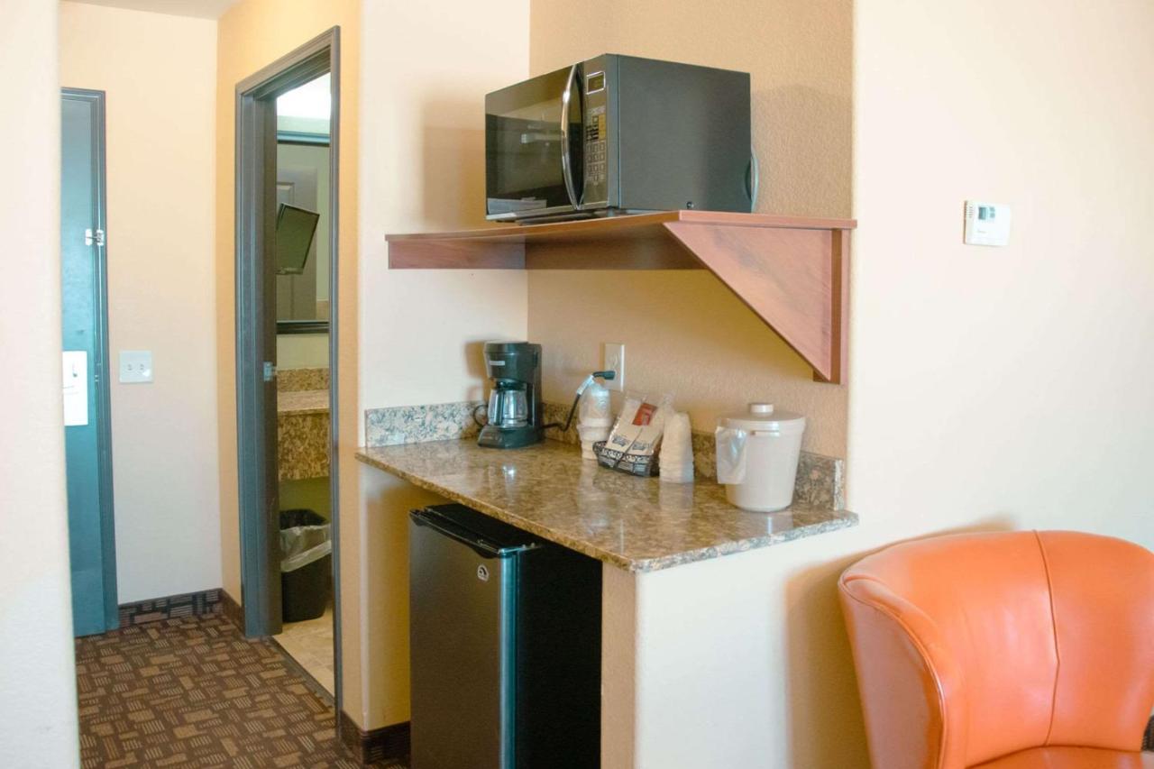 Grand Forks Lodge And Suites 外观 照片