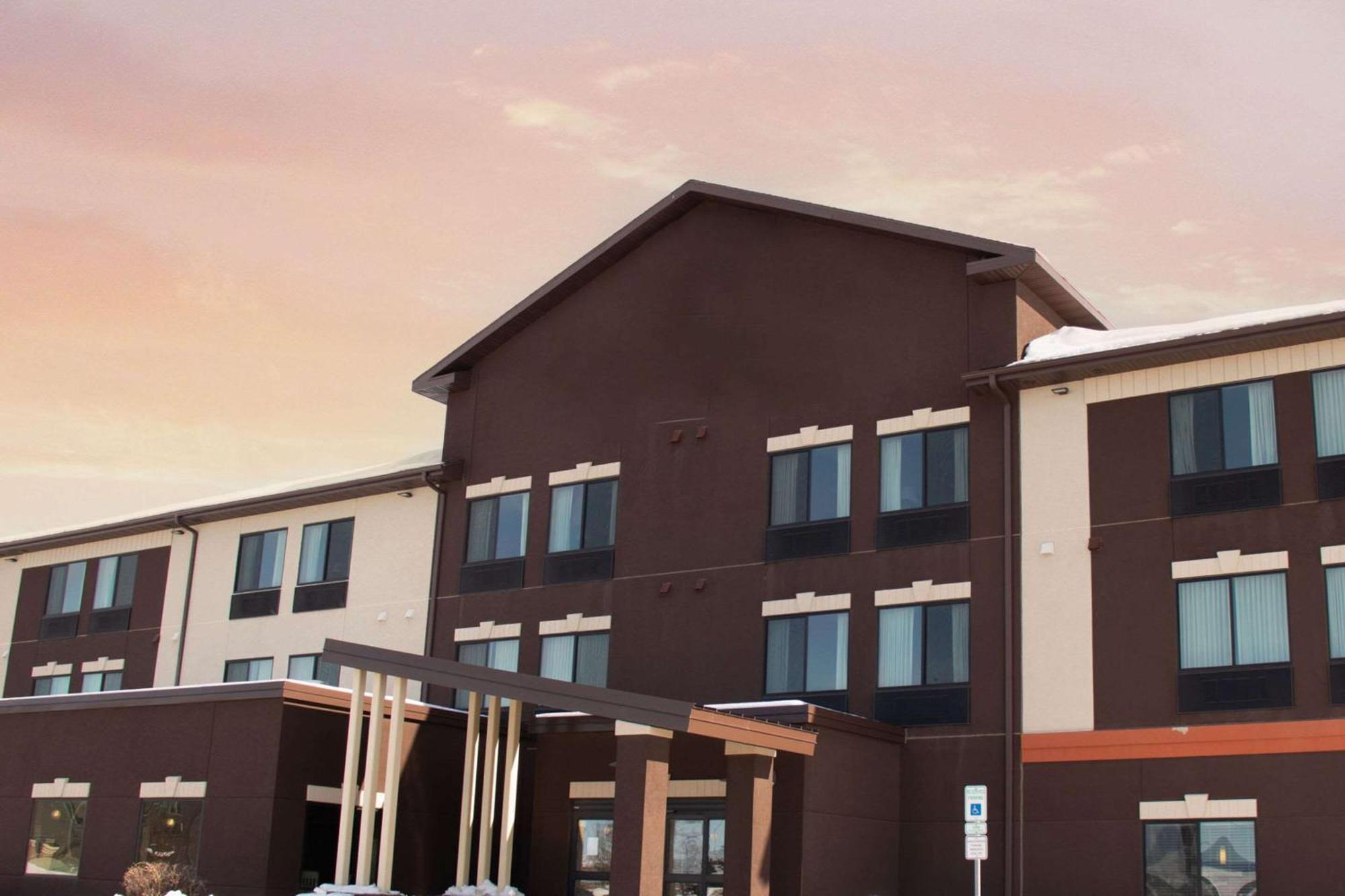 Grand Forks Lodge And Suites 外观 照片